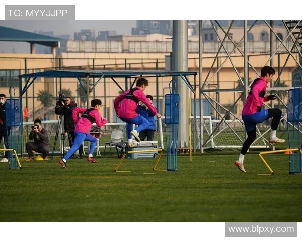 巴黎圣日耳曼迎来新主帅:恩波洛尼奥接棒,球队目标直指巅峰 巴黎圣日耳曼迎来新主帅:恩波洛尼奥接棒,球队目标直指巅峰