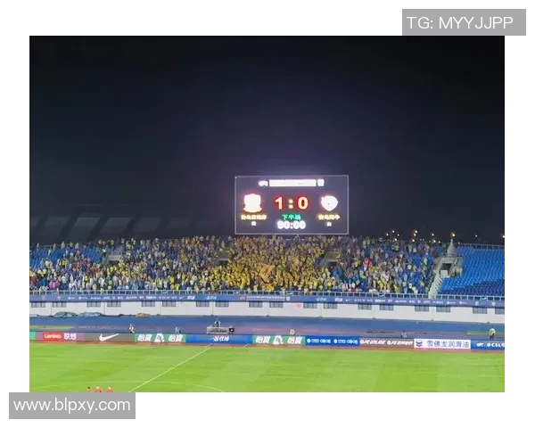 杨希全力以赴防守青岛西海岸展现出色球技与团队合作精神 杨希全力以赴防守青岛西海岸展现出色球技与团队合作精神