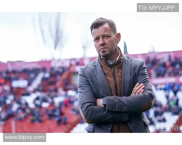 塞维利亚宣布与主帅弗朗西斯科解约，球队赛季前景堪忧：未来何去何从？